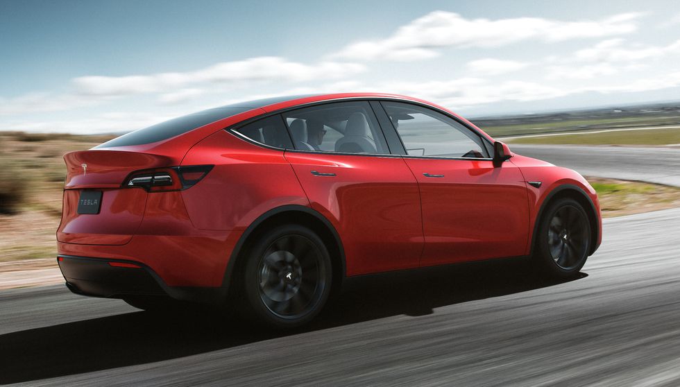 Elon Musk visar upp Tesla Model Y – se bilderna här