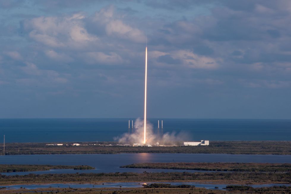 Här är sista bilden från SpaceX rymd-Tesla