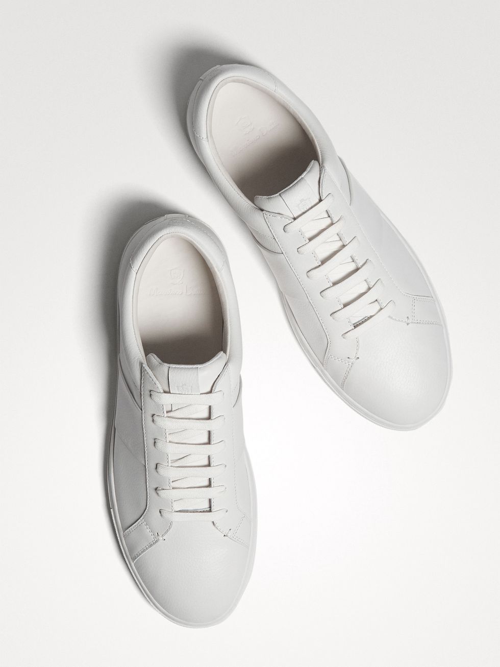 Vita sneakers från Massimo Dutti.