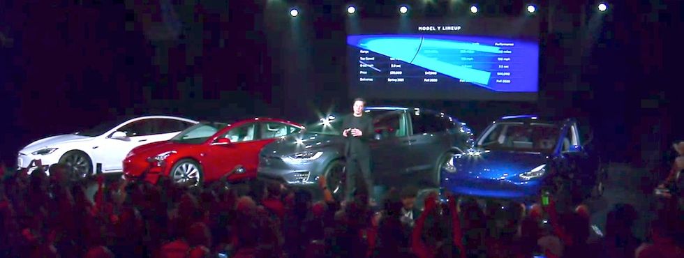 Elon Musk visar upp Tesla Model Y – se bilderna här