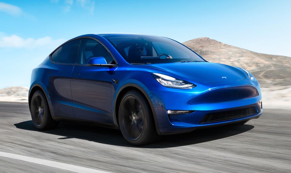 Elon Musk visar upp Tesla Model Y – se bilderna här