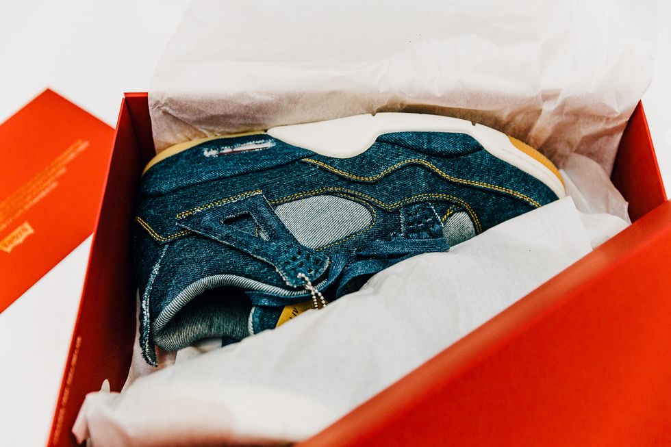 Kolla in Levi's och Air Jordans nya denim-sneakers