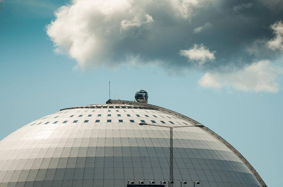 Nu kan du övernatta på toppen av Globen – i en liten glasboll