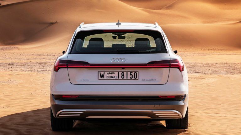 Picture: King provkör Audis första elbil E-tron i Abu Dhabi