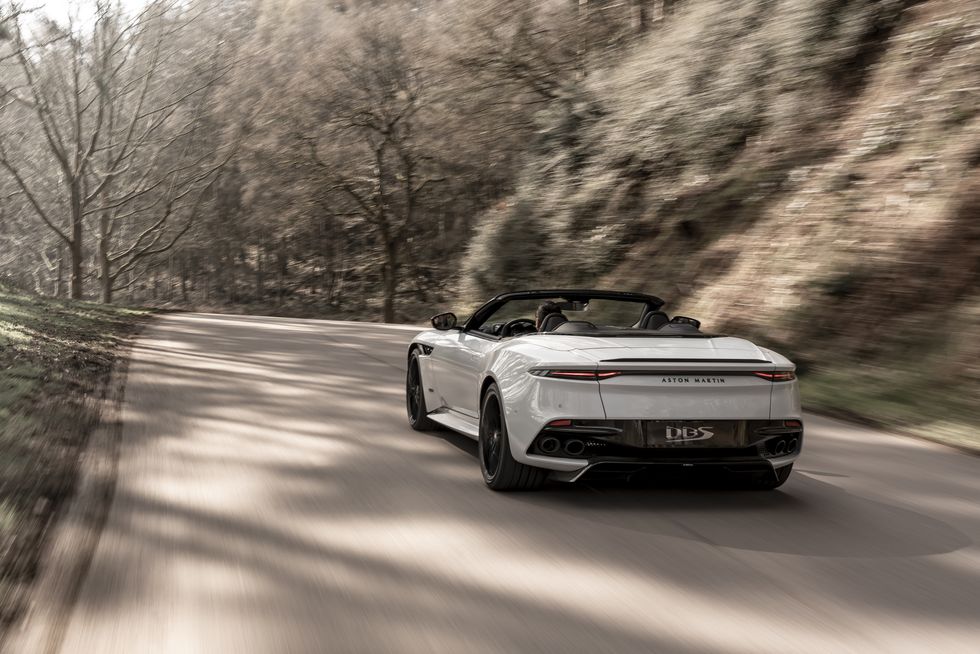 Aston Martin DBS Superleggera Volante är lika vacker som namnet är långt