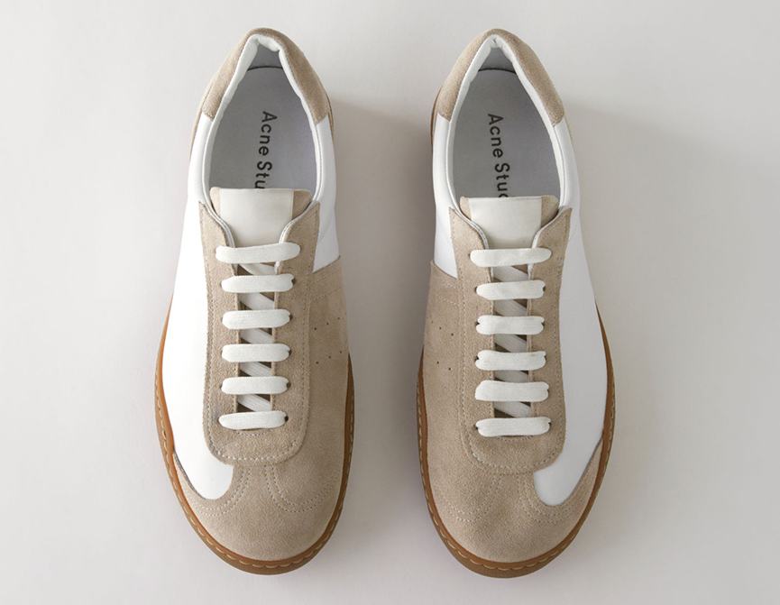 Vita och beiga sneakers från Acne Studios. 