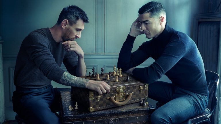 Picture: Ronaldo och Messi spelar schack i Louis Vuittons nya modekampanj – med foto av Annie Leibovitz